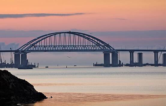 По Крымскому мосту приостановили движение