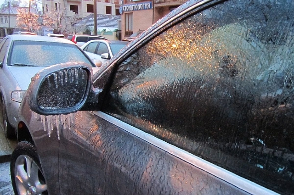 Автоэксперт рассказал, что делать, если машина попала под ледяной дождь