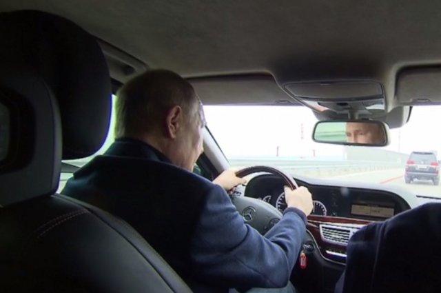 На какой машине проехал Путин по Крымскому мосту? | В России | Политика