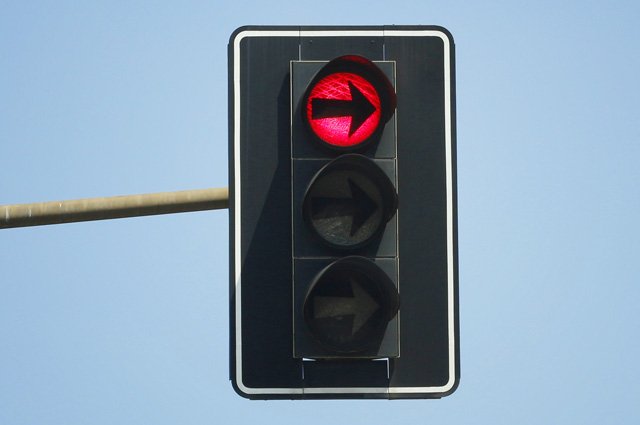 Когда проезд на красный сигнал светофора не запрещен? | ГИБДД | Авто