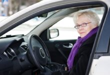 В РФ предложили сократить срок действия прав для водителей старше 75 лет