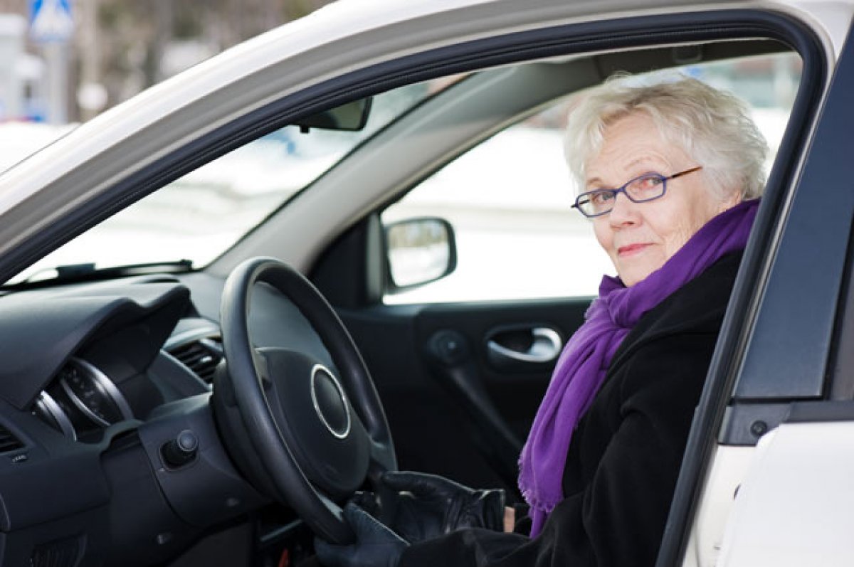 В РФ предложили сократить срок действия прав для водителей старше 75 лет