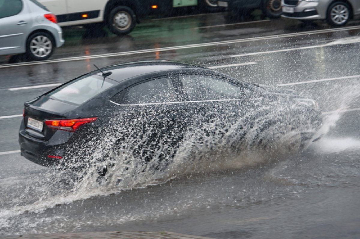 Мокрое дело. Что самое опасное для автомобиля в ливень?