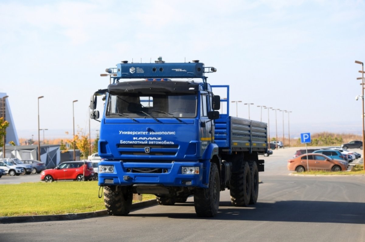 На трассе М-11 «Нева» запустили движение беспилотных грузовиков КамАЗ
