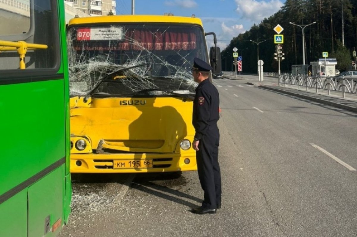 Четыре человека пострадали при столкновении автобусов в Екатеринбурге