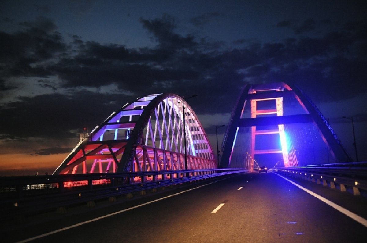Крымский мост открыли для автотранспорта
