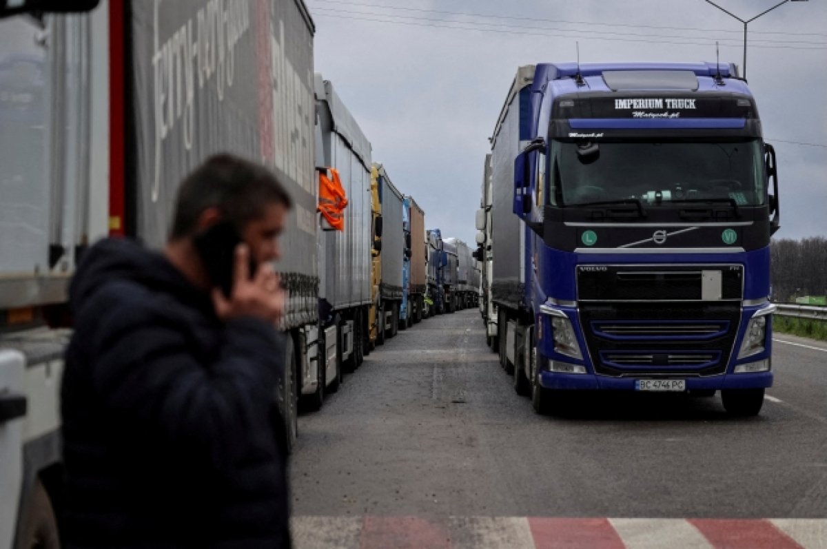 Польские перевозчики начнут круглосуточную блокаду КПП «Медыка»